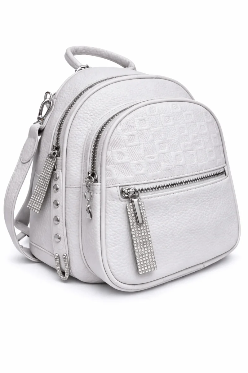 Mochila Fashion Mujer Texturada con Dije, 5 Bolsillos con Cierre y Correa