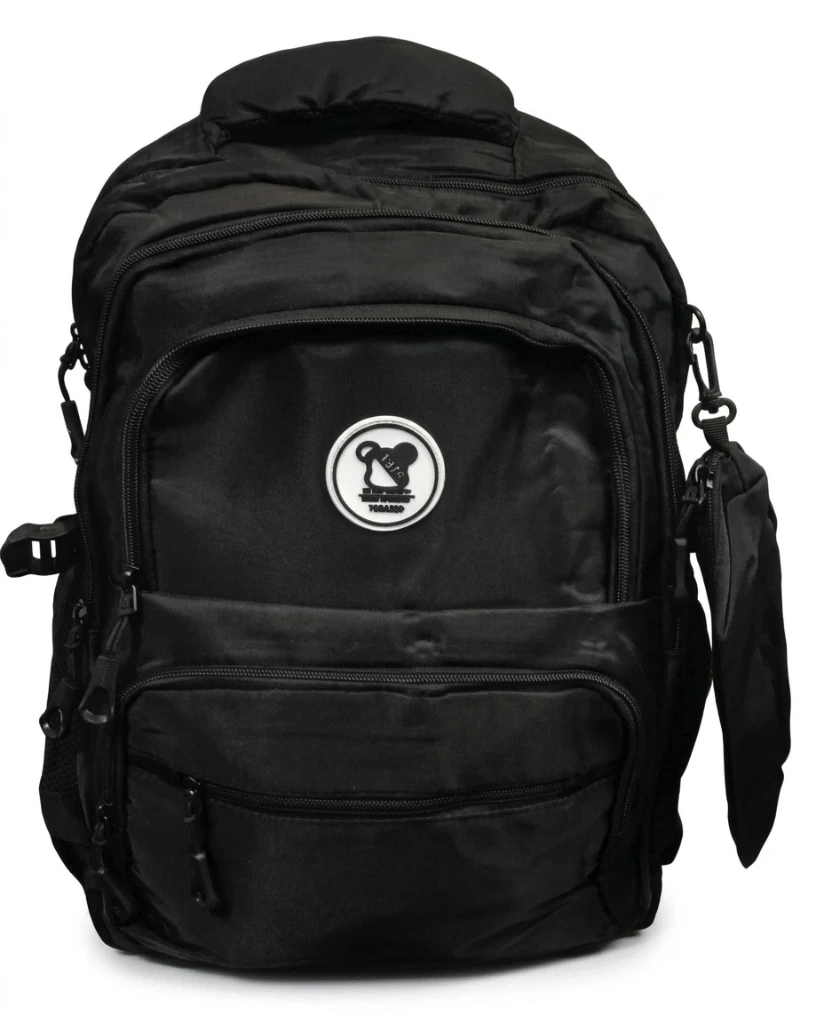 Mochila 6 cierres c/cartuchera reductor alos costados color negro 